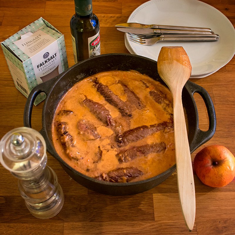 Kryddiga lövbiffsrullader med äpple och spetskål