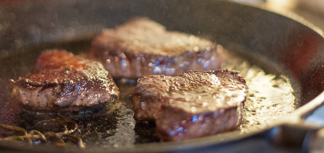 Att steka kött