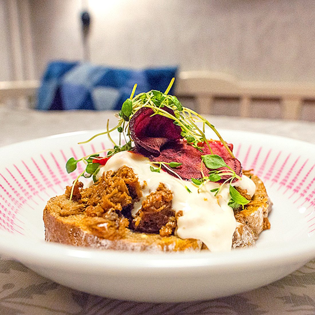 Valnötsbröd med draget lamm, chèvrekräm och karamelliserad rödbeta