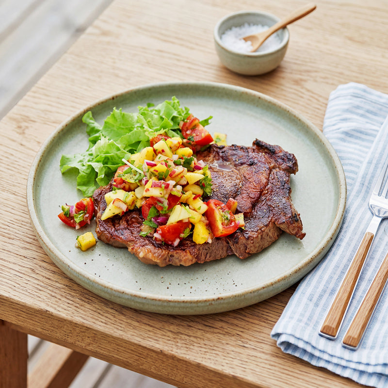 Grillad entrecôte med mango- och rabarbersalsa