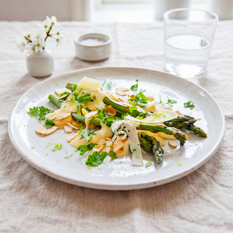 Grön sparris med limehollandaise och rostad mandel