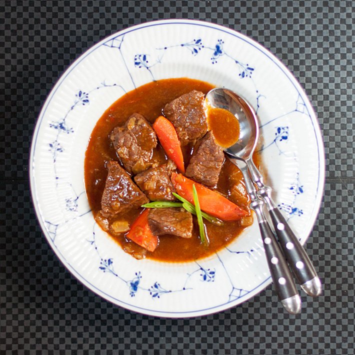 Mustig köttgryta med chili och mörk choklad