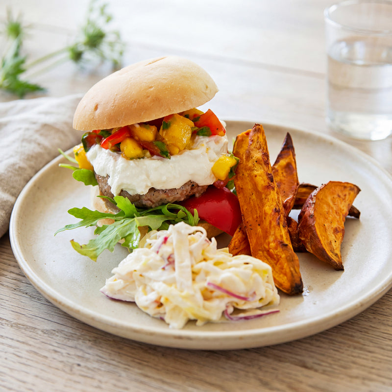 Lammburgare med mangosalsa, fetaoströra och rostad paprika