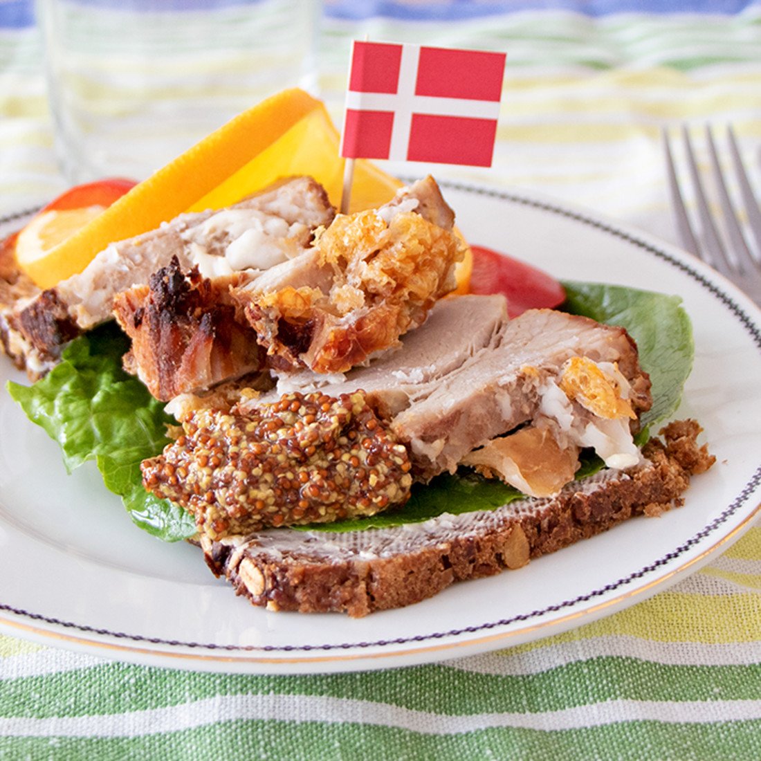 Danska smørrebrød med flaeskesteg