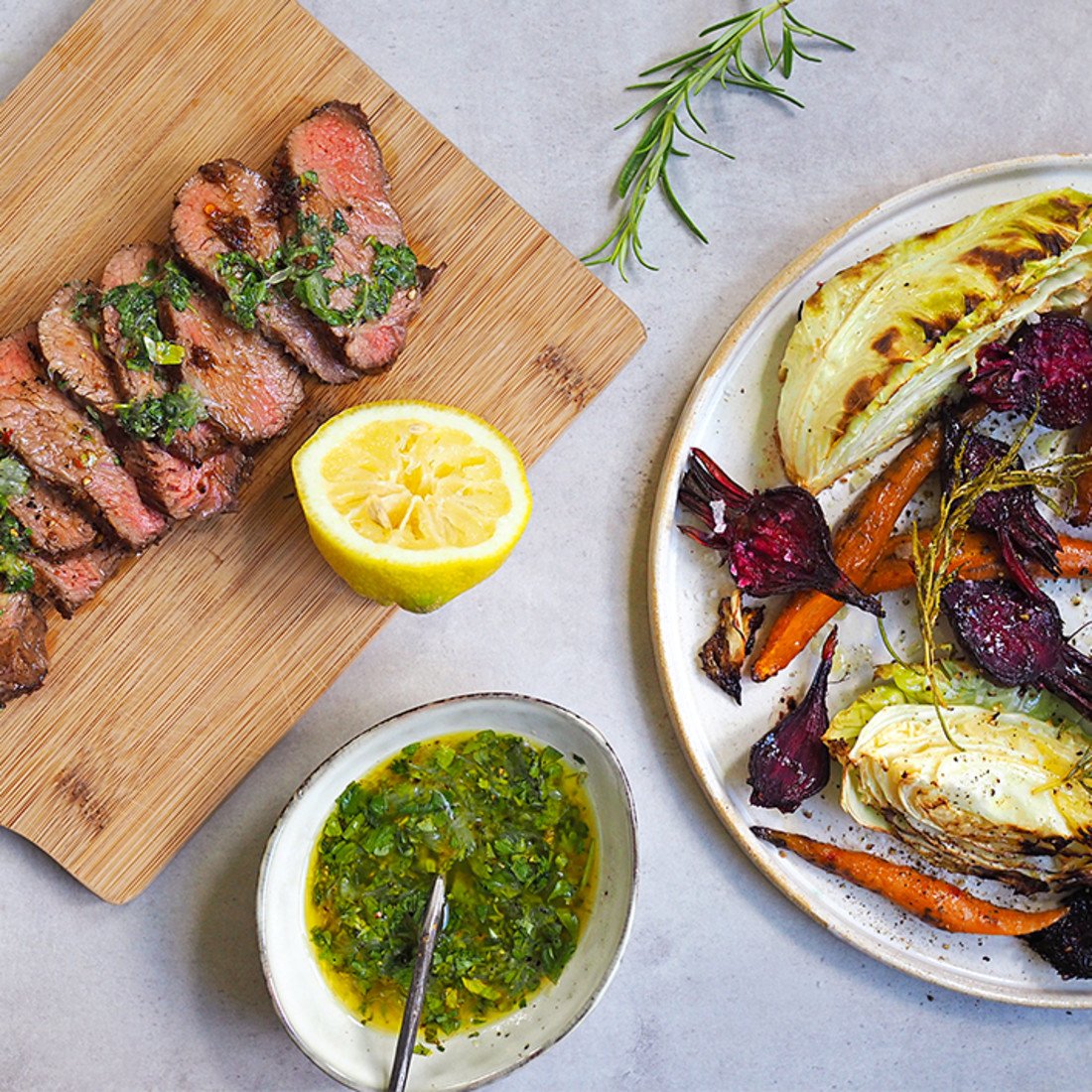 Recept bild på grillad bogfilé med ugnsrostade rotfrukter.